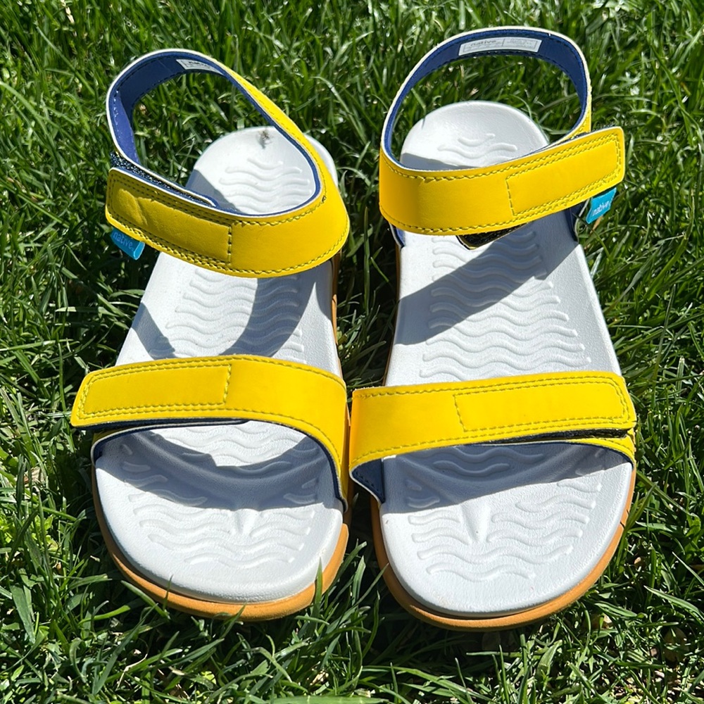 NWOB Native Charlie yellow sandals J2